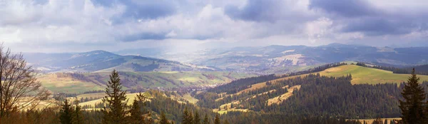 Jarní horské panorama. Mraky a slunce v kopcích — Stock fotografie