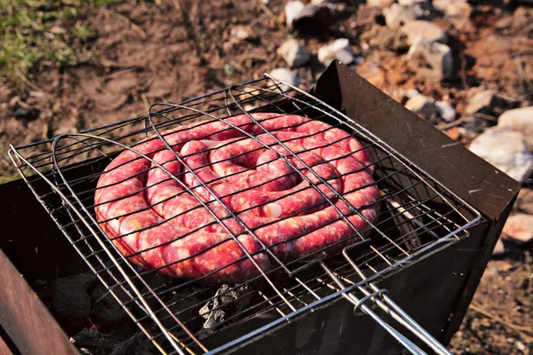 Viagem kielbasa cozinhar. Salsichas não cozidas — Fotografia de Stock