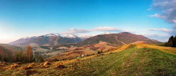 Panoramatický pohled ze sněhu limitován vrcholky hor na jaře — Stock fotografie