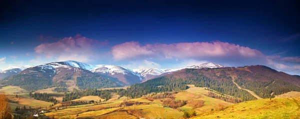 Vue panoramique des sommets enneigés au printemps — Photo