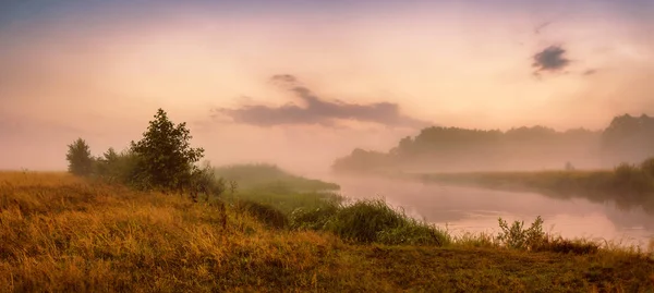 Mglisty rzeki rano. Panorama. Ciepły letni poranek — Zdjęcie stockowe