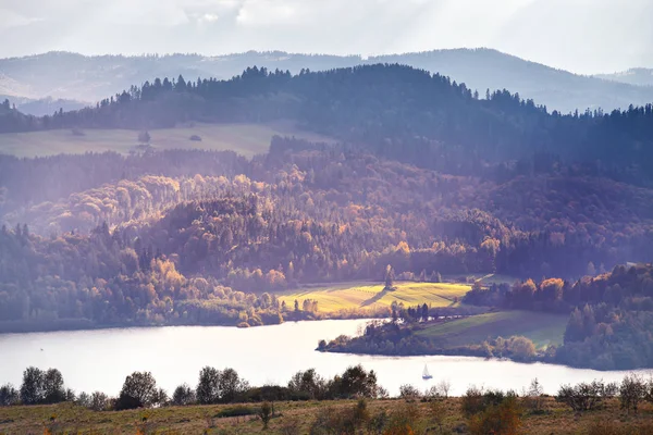 Lago detrás de las estribaciones de las montañas Tatra. Puesta de sol de otoño — Foto de Stock