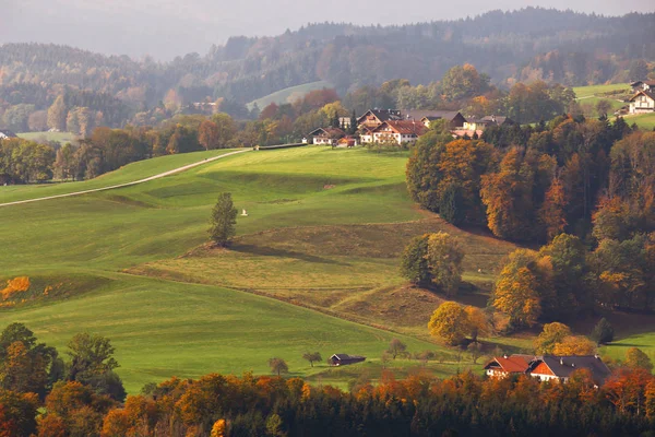 Vackra lantliga hösten bergslandskap. Fantastisk utsikt över Au — Stockfoto