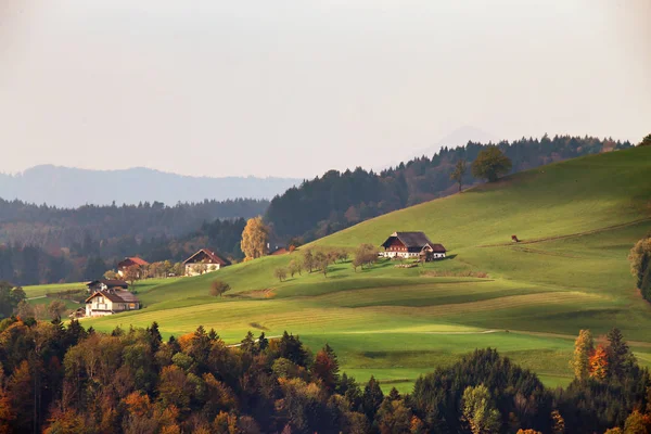 Görünümü köyüne bağlı yaylada Avusturya Alpleri'nde dağ tepelerde. Güzel mo — Stok fotoğraf