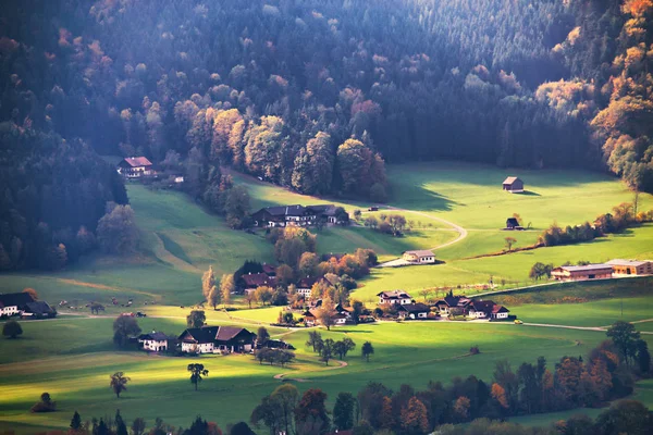 美丽的山乡村景观在阿尔卑斯山与村庄的视图 — 图库照片
