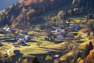 Alpler, köyde dağ evleri geleneksel arpacık tepelerde üzerinde