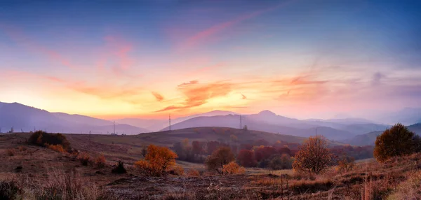 Dağ sonbahar günbatımı renkli ormanlı panoramik manzara