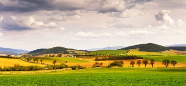 Yeşil alan ve çayırlar üzerinde hills panorama bahar