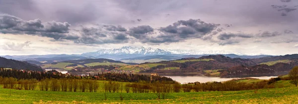 春雪 Tatra 山全景。湖和村庄 behin — 图库照片
