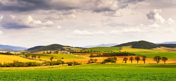 Campo verde de primavera y prados en las colinas panorama — Foto de Stock
