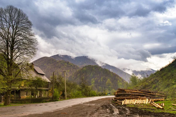 Holzeinschlag in den Bergen. Frühling stürmische Wolken. — Stockfoto