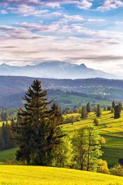Akşam ışığı bahar. Günbatımı Tatra Dağları, Polonya