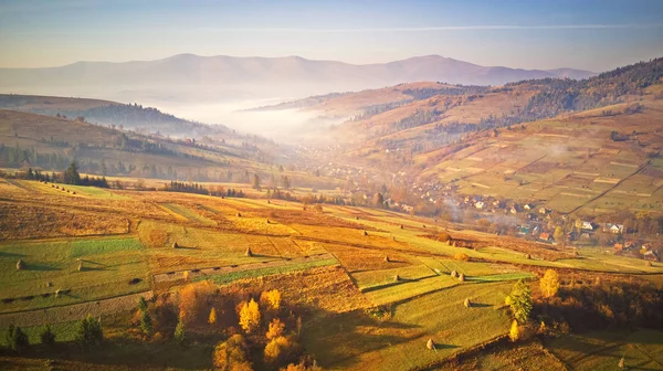 Campos agrícolas en las colinas. Misty rural escena en la mañana — Foto de Stock