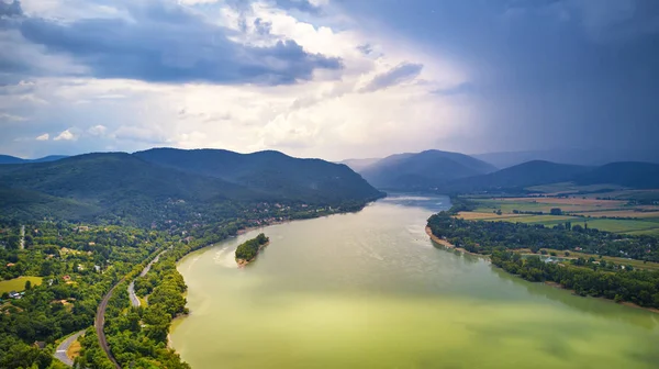 Nyári eső és viharos időjárás. Duna folyó völgye panoráma. — Stock Fotó