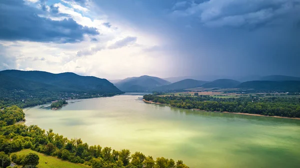 Vista aerea del fiume Danubio. Pioggia estiva e tempo tempestoso . Foto Stock
