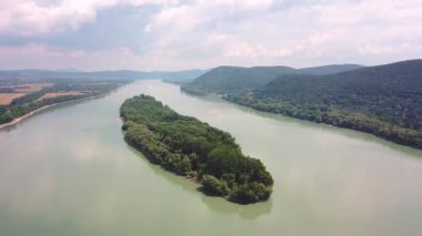 Nehrin üstünde fırtına. Macaristan 'da Visegrad yakınlarındaki Tuna Nehri' nin havadan görünüşü. Yaz yağmuru ve fırtınalı hava. Tuna Nehri Vadisi Panoraması.