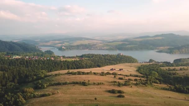 Панорама Воздуха Вид Чорштын Бескидские Холмы Водохранилище Реке Дунаец Горах — стоковое видео