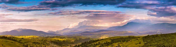 Soirée colorée le panorama de vallée de montagne. Beauté de la nature — Photo