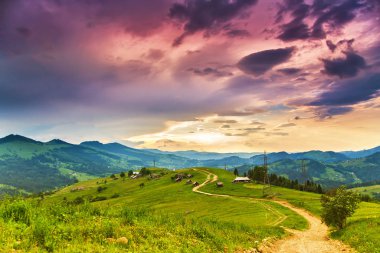 Dağ vadisinde renkli bir akşam. Doğanın güzelliği