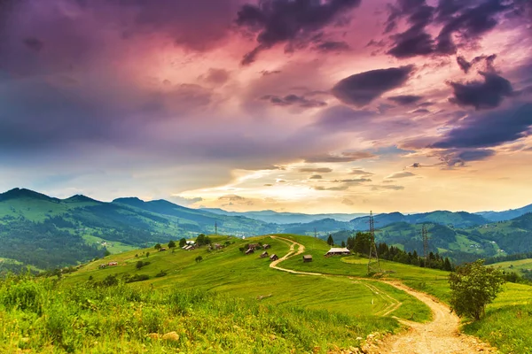 Soirée colorée dans la vallée de montagne. Beauté de la nature — Photo