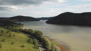 Göl ve dağlarla dolu yaz manzarası. Göl kenarındaki yol. Deponun hava görüntüsü Velka Domasa, Ondava nehri, Slovakya
