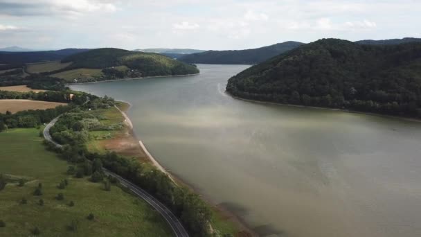 Paisaje Verano Con Lago Montañas Camino Orilla Del Lago Vista — Vídeo de stock