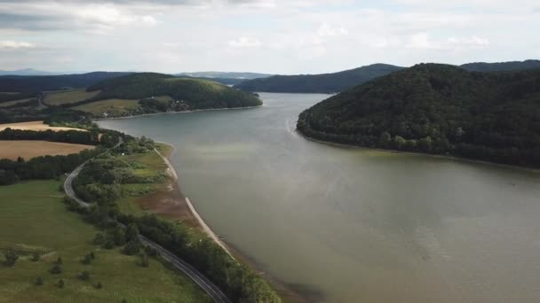 Літній Пейзаж Озером Горами Дорога Березі Озера Вид Повітря Водосховище — стокове відео