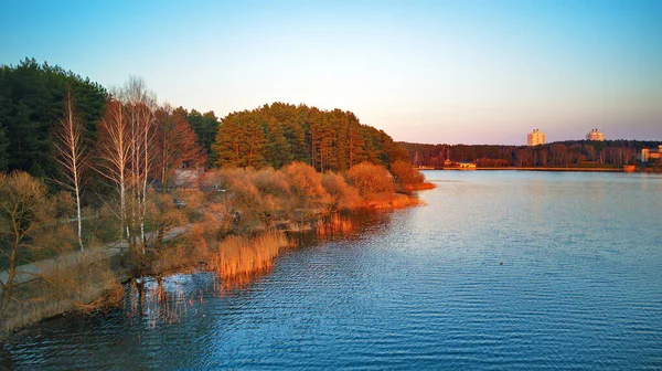 Lakeside Com Árvores Coloridas Luz Solar Primavera Abril Noite Lago — Fotografia de Stock