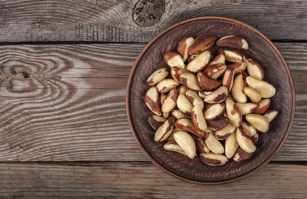 Brezilya fıstığı bir tabak içinde — Stok fotoğraf