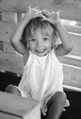 Küçük kız iki yaşında oynama, gülüyor