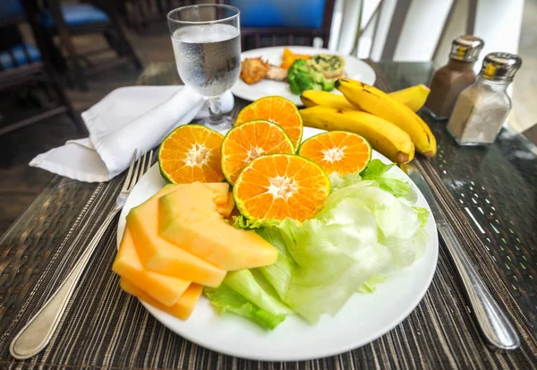 Fruits et légumes dans l'assiette — Photo