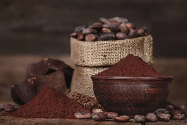 ボウル、チョコレート、豆にココア パウダー — ストック写真