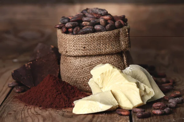 Cacao boter en ingrediënten voor het maken van chocolade — Stockfoto