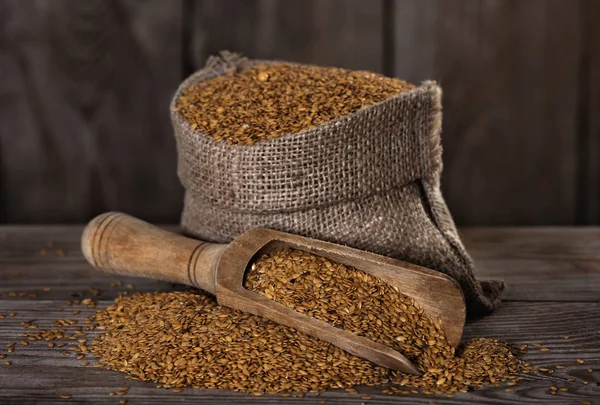 Flax seeds on a wooden table — Stock Photo, Image