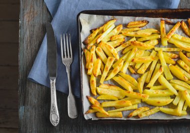 bir fırın tepsisine fırında patates