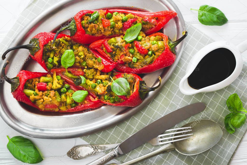 Vegane gefüllte Paprika mit Soja-Fleisch — Stockfoto © iprachenko ...