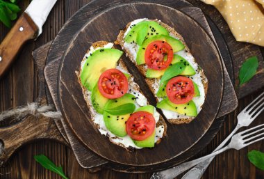 Parlak vegan avokado sandviç ahşap kesme tahtası