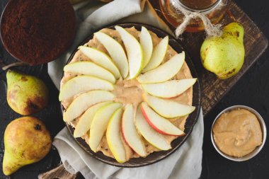 Vegan çikolata kek ile armut