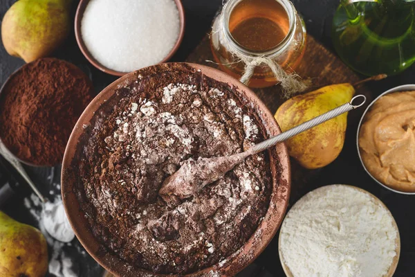 Masa vegana de chocolate para pastel en un plato para hornear —  Fotos de Stock