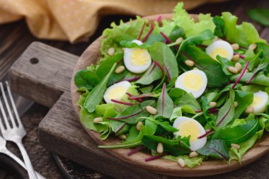 Taze bahar iştah açıcı bıldırcın yumurtası, çam fıstığı, roka swiss pazı salatası
