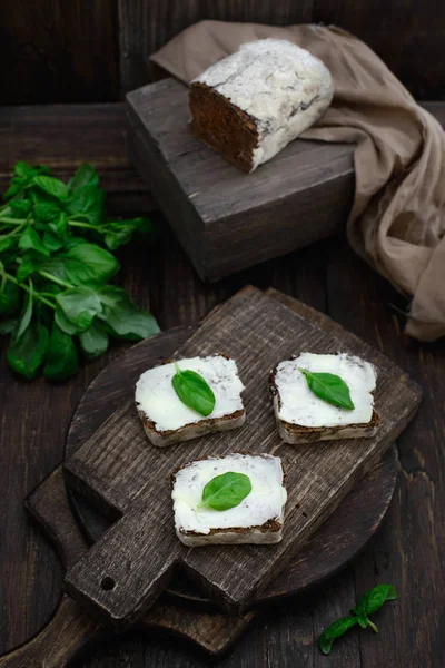 Sandwiches au beurre sur une planche à découper en bois — Photo