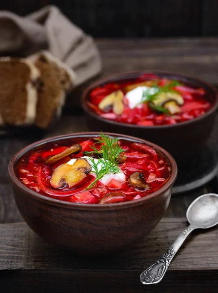 Vegane Borscht-Nahaufnahme im rustikalen Stil Stockbild