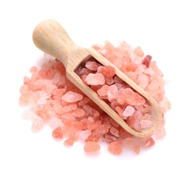 Bir kepçedeki pembe himalaya tuzu