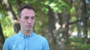 Ciddi, genç, çekici bir adam portresi