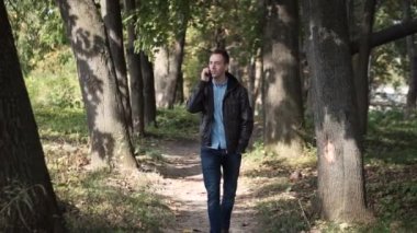 Telefonla konuşan genç çekici adam