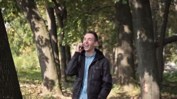 Jovem homem atraente feliz falando por telefone — Vídeo de Stock