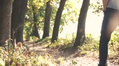 Genç çekici adam parkta yürüyüş mutlu