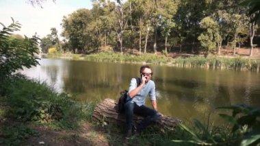 Mutlu adam telefonla konuşurken çekici genç