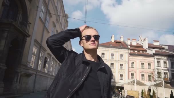 Jovem caminhando na cidade — Vídeo de Stock