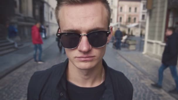 Closeup portrait of a young man in sunglasses — Stock Video